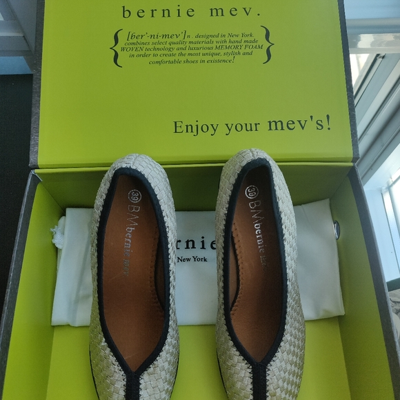 Bernie Mev Women's Legend Pump Nude Metallic - Picture 3 of 5